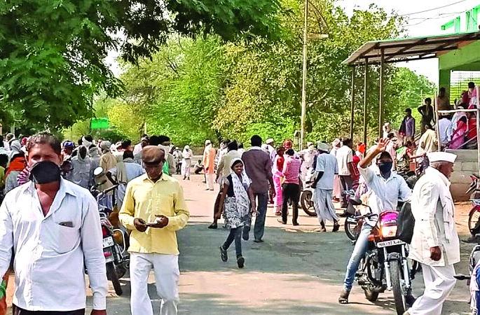 WASHIM: Roads crowded as communication barrier relaxed | वाशिम : संचारबंदी शिथिल होताच रस्त्यांवर गर्दी