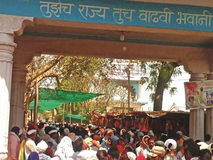 Thousands of devotees in the Poharadevi! | पोहरादेवी येथे हजारो भाविक नतमस्तक! Thousands of devotees in the Poharadevi! | पोहरादेवी येथे हजारो भाविक नतमस्तक!
