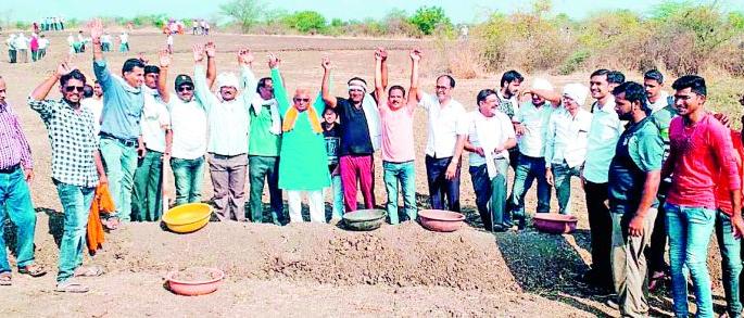 Hands of work for a watery village started | पाणीदार गावासाठी हात श्रमदानाला लागले Hands of work for a watery village started | पाणीदार गावासाठी हात श्रमदानाला लागले