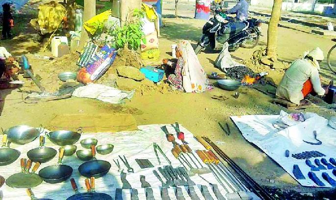 Game with an iron fist for the stomach | रखरखत्या उन्हात वितभर पोटासाठी तप्त लोखंडाशी खेळ Game with an iron fist for the stomach | रखरखत्या उन्हात वितभर पोटासाठी तप्त लोखंडाशी खेळ