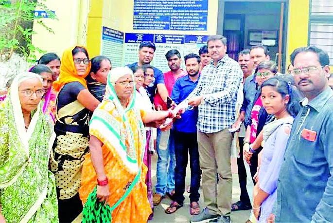 Angry women hit the police station | संतप्त महिलांची पोलीस ठाण्यावर धडक