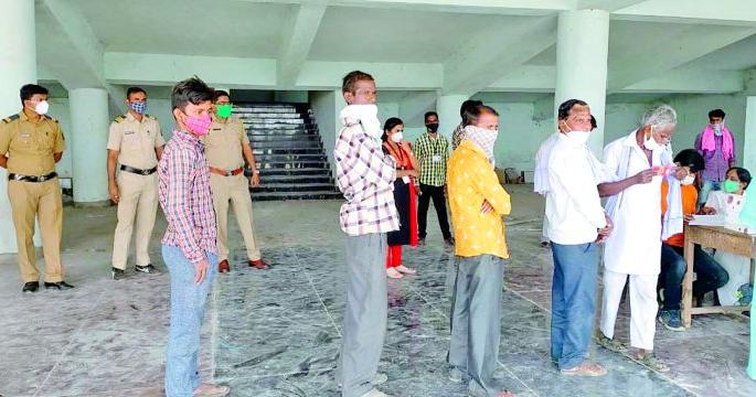 Covid testing in camps is done by following social distance | सोशल डिस्टन्सिंगचे पालन करूनच होताहेत शिबिरांमध्ये कोविड चाचणी Covid testing in camps is done by following social distance | सोशल डिस्टन्सिंगचे पालन करूनच होताहेत शिबिरांमध्ये कोविड चाचणी