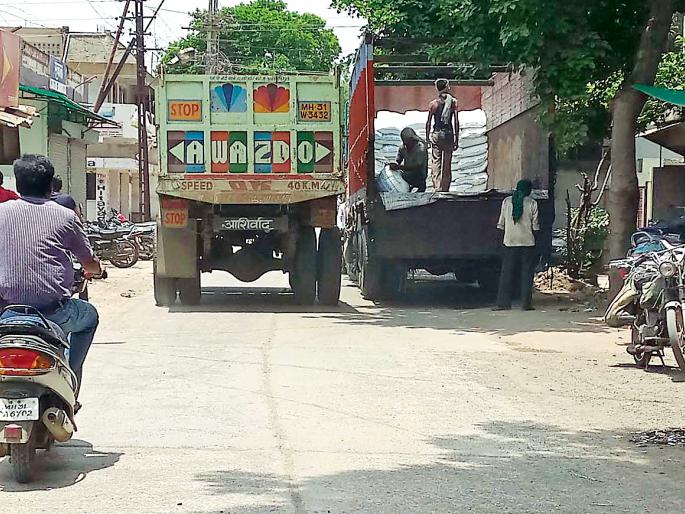 Loading-unloading in the daytime | दिवसाच लोडिंग-अनलोडिंग Loading-unloading in the daytime | दिवसाच लोडिंग-अनलोडिंग