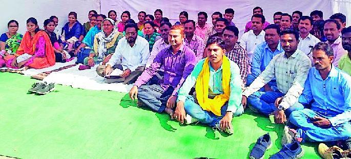 Hire suspended agricultural assistants | निलंबित कृषी सहायकांना कामावर घ्या