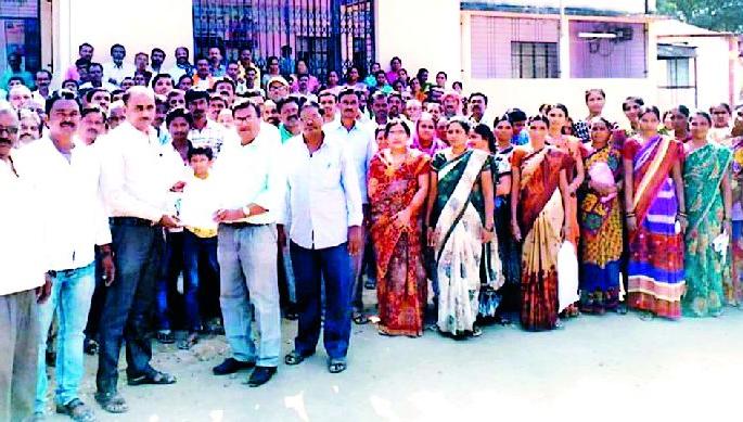 The workers of the construction workers are hit by the municipal corporation | बांधकाम कामगारांची नगर पालिकेवर धडक