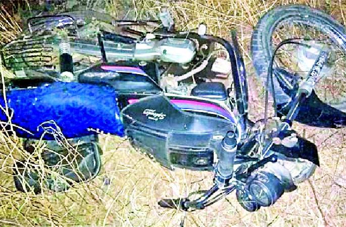 Three wheelchair bikes hit the bike | तीनचाकी मालवाहूची दुचाकीला धडक Three wheelchair bikes hit the bike | तीनचाकी मालवाहूची दुचाकीला धडक