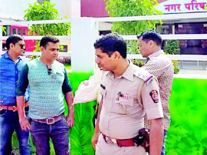 Trying to burn the statue of Chief Minister | मुख्यमंत्र्यांचा पुतळा जाळण्याचा प्रयत्न