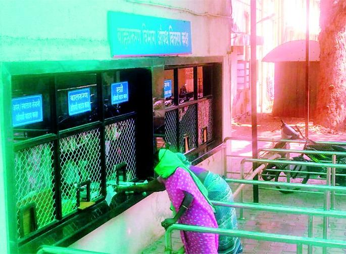 Government in the name of district hospital; Here treatment is heavier than illness | जिल्हा रुग्णालय नावालाच सरकारी; येथे आजारापेक्षा उपचार ठरतोय भारी