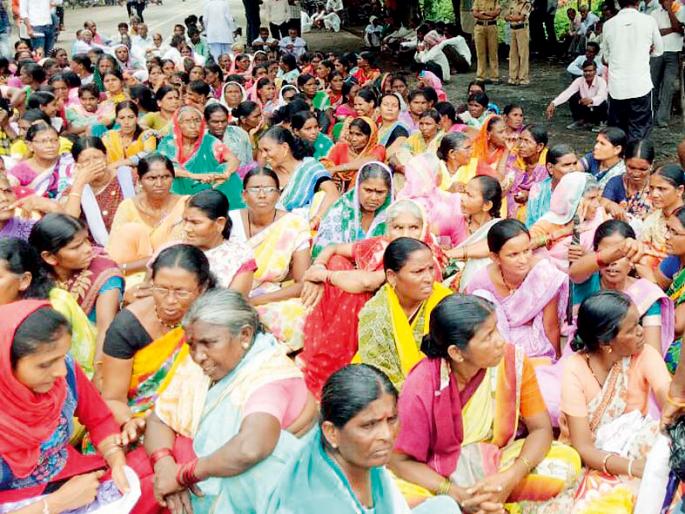 The encroachment is in the District Collectorate | अतिक्रमणधारक धडकले जिल्हाकचेरीवर  The encroachment is in the District Collectorate | अतिक्रमणधारक धडकले जिल्हाकचेरीवर