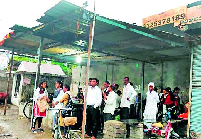 Migrants from Himalaya due to partial construction | अर्धवट बांधकामामुळे प्रवासी हैराण Migrants from Himalaya due to partial construction | अर्धवट बांधकामामुळे प्रवासी हैराण