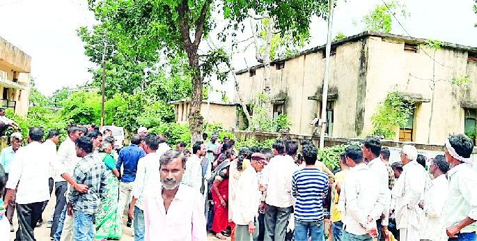 Husband chop off his wife's throat | नवऱ्यानेच चिरला पत्नीचा गळा Husband chop off his wife's throat | नवऱ्यानेच चिरला पत्नीचा गळा