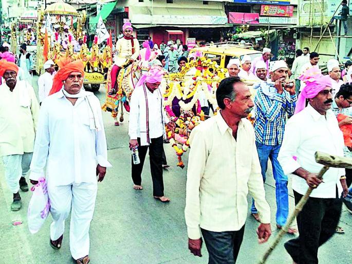 The procession is full of rugged Wardha city | मिरवणुकीने दुमदुमली वर्धा नगरी The procession is full of rugged Wardha city | मिरवणुकीने दुमदुमली वर्धा नगरी