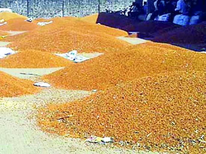 The crowd of the farmers' market committee on May 15 with 'deadline' | १५ मे च्या ‘डेडलाईन’ने शेतकऱ्यांची बाजार समितीत गर्दी The crowd of the farmers' market committee on May 15 with 'deadline' | १५ मे च्या ‘डेडलाईन’ने शेतकऱ्यांची बाजार समितीत गर्दी
