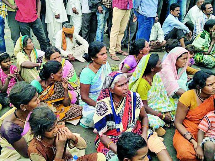 Stop the way for the demand for help on the y-yard | वाई फाट्यावर मदतीच्या मागणीकरिता रास्ता रोको Stop the way for the demand for help on the y-yard | वाई फाट्यावर मदतीच्या मागणीकरिता रास्ता रोको