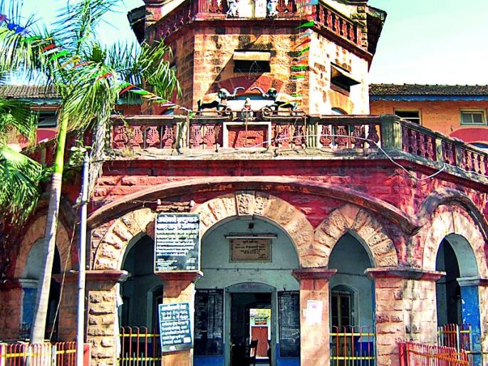 Five councilors including deputy speaker | उपाध्यक्षांसह पाच नगरसेवकांचा सभात्याग Five councilors including deputy speaker | उपाध्यक्षांसह पाच नगरसेवकांचा सभात्याग