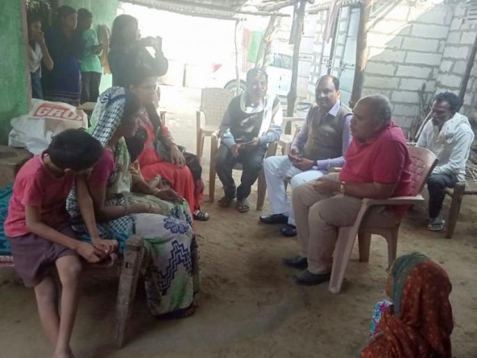 Former meeting convenor's visit to the family of suicide victims | पूर्व संमेलनाध्यक्षांची आत्महत्याग्रस्त शेतकरी कुटुंबाला भेट Former meeting convenor's visit to the family of suicide victims | पूर्व संमेलनाध्यक्षांची आत्महत्याग्रस्त शेतकरी कुटुंबाला भेट