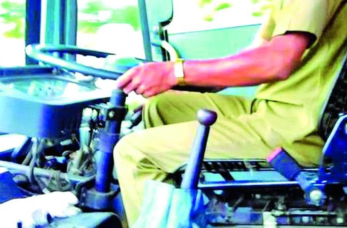 The training of ST Corporation was suspended and the job was also suspended | एसटी महामंडळाचे प्रशिक्षण लटकले अन् नोकरीही लटकली The training of ST Corporation was suspended and the job was also suspended | एसटी महामंडळाचे प्रशिक्षण लटकले अन् नोकरीही लटकली