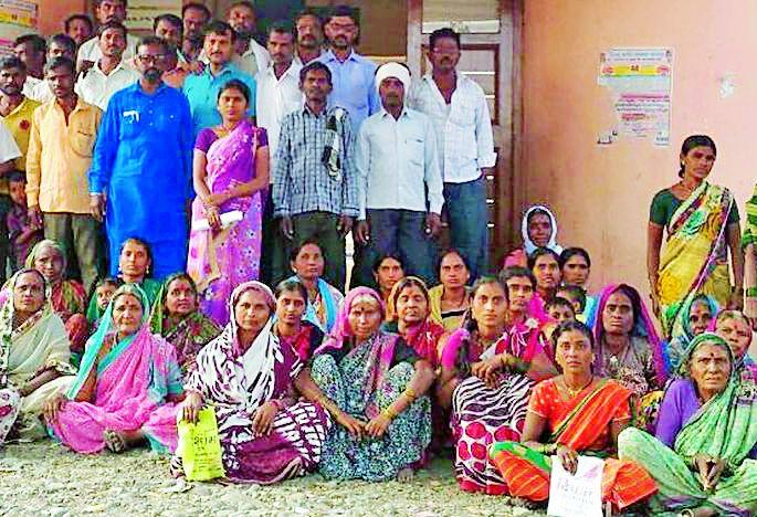 The house collapsed on Panchayat Samiti | घरकुलासाठी पंचायत समितीवर धडक The house collapsed on Panchayat Samiti | घरकुलासाठी पंचायत समितीवर धडक
