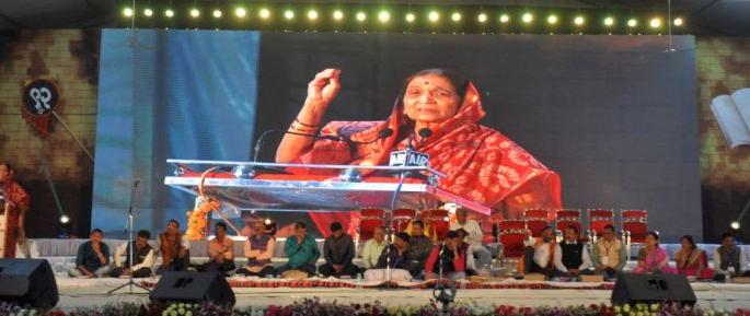 And the bitter bidding poetess meeting: Interesting and entertaining entertainers | वºहाडी बोली कविसंमेलन : हसता-हसता केले रसिकांना अंतर्मुख And the bitter bidding poetess meeting: Interesting and entertaining entertainers | वºहाडी बोली कविसंमेलन : हसता-हसता केले रसिकांना अंतर्मुख