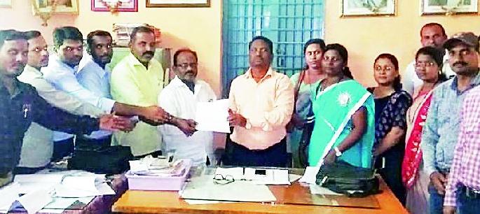 Unpaid teachers push for pay | वेतनासाठी विनावेतन शिक्षकांची धडपड Unpaid teachers push for pay | वेतनासाठी विनावेतन शिक्षकांची धडपड