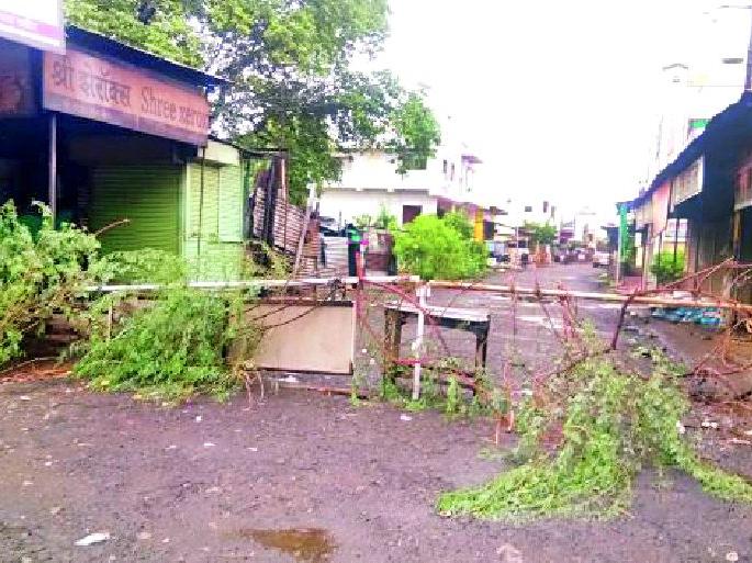 Village of invisible virus, barbed wire fence to cities | अदृश्य विषाणूचे गाव, शहरांना काटेरी कुंपण Village of invisible virus, barbed wire fence to cities | अदृश्य विषाणूचे गाव, शहरांना काटेरी कुंपण