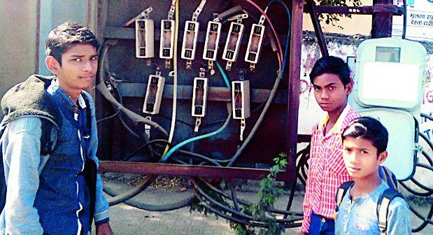 Being alive is considered dead | उघडे रोहित्र ठरताहेत जीवघेणे Being alive is considered dead | उघडे रोहित्र ठरताहेत जीवघेणे