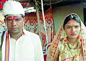 Kunkawa's program will have a better marriage | कुंकवाच्या कार्यक्रमातच उरकले लग्न Kunkawa's program will have a better marriage | कुंकवाच्या कार्यक्रमातच उरकले लग्न