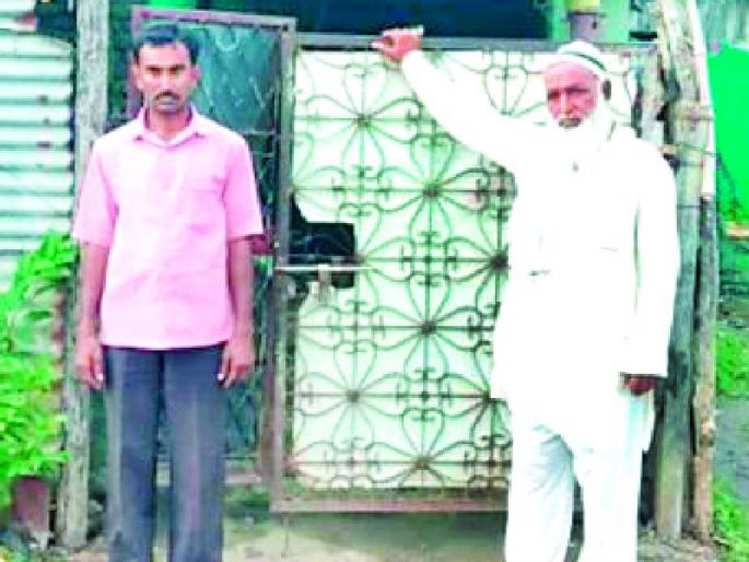 By corona killed and release but by the society locked in the house | कोरोनाने मारुन सोडले पण समाजाने बहिष्कृत करून घरात कोंडले By corona killed and release but by the society locked in the house | कोरोनाने मारुन सोडले पण समाजाने बहिष्कृत करून घरात कोंडले