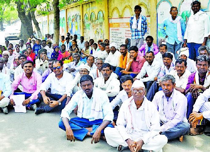PESA grows on the ground for permanent strikes in the Gram Panchayat area | पेसा ग्रामपंचायत क्षेत्रातील नागरिकांची कायम पट्ट्यासाठी कचेरीवर धडक PESA grows on the ground for permanent strikes in the Gram Panchayat area | पेसा ग्रामपंचायत क्षेत्रातील नागरिकांची कायम पट्ट्यासाठी कचेरीवर धडक