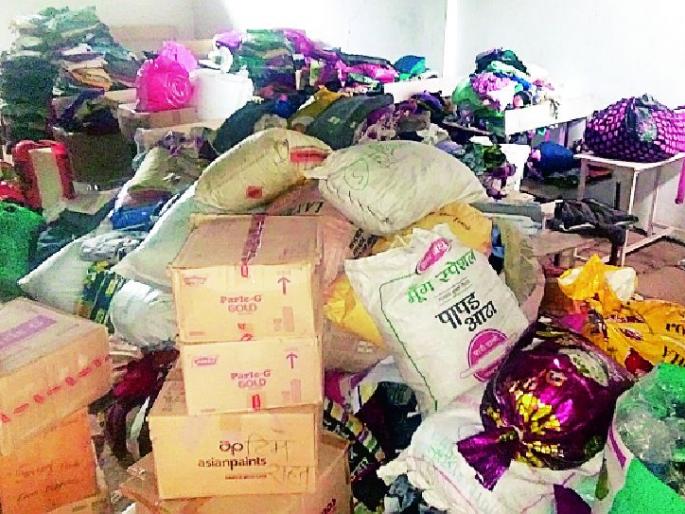 Hundreds of hands rushed for flood victims | पूरग्रस्तांसाठी सरसावले शेकडो हात Hundreds of hands rushed for flood victims | पूरग्रस्तांसाठी सरसावले शेकडो हात
