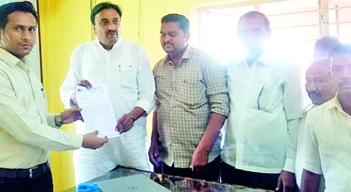 NCP's request for crop insurance at NER | नेर येथे पीक विम्यासाठी राष्ट्रवादी काँग्रेसचे निवेदन NCP's request for crop insurance at NER | नेर येथे पीक विम्यासाठी राष्ट्रवादी काँग्रेसचे निवेदन