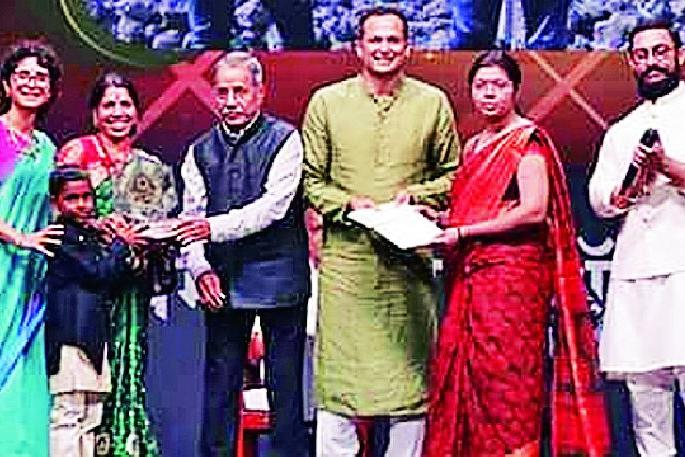 Kamathwada won a prize of Rs | कामठवाडाने जिंकले १० लाखांचे बक्षीस Kamathwada won a prize of Rs | कामठवाडाने जिंकले १० लाखांचे बक्षीस