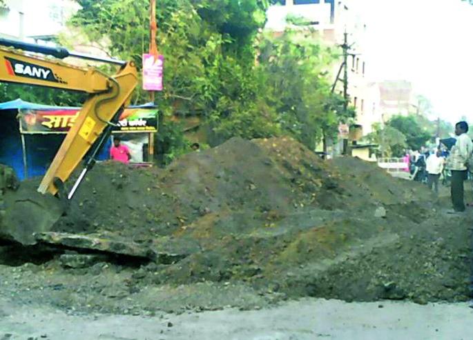 Dangers are dangerous for city; | खोदकामांनी शहरात फिरणे झाले धोकादायक Dangers are dangerous for city; | खोदकामांनी शहरात फिरणे झाले धोकादायक