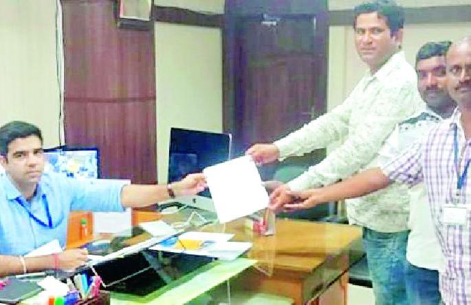 The sarpanch was outraged by the demise of the village workers | ग्रामसेवकांच्या संपामुळे सरपंच संतापले