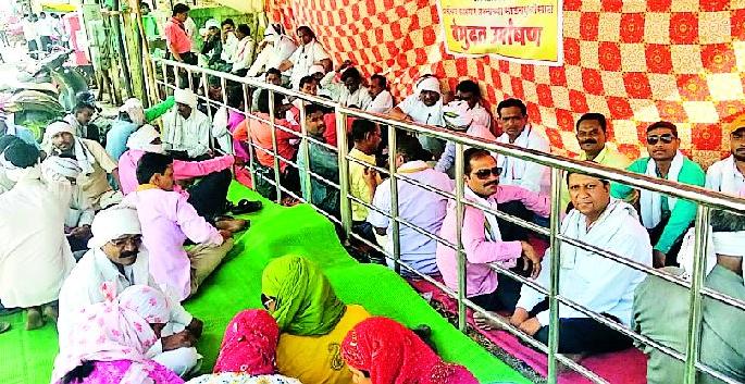 Fight for justice of ST workers in 42 degree temperature | ४२ डिग्री तापमानात एसटी कामगारांचा न्यायासाठी लढा Fight for justice of ST workers in 42 degree temperature | ४२ डिग्री तापमानात एसटी कामगारांचा न्यायासाठी लढा