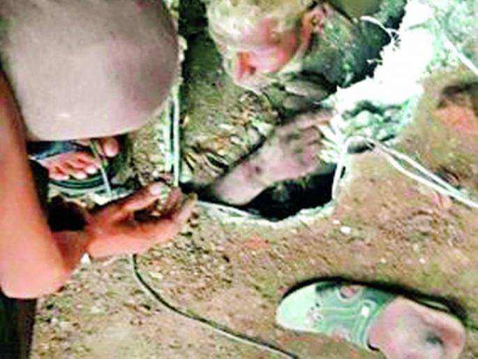 The rain did not last long, even though the old man was carried away ..! | पावसानं ईचीन कहरच केला, बुढा वाहूनच गेला तरी टणटण राहिला..! The rain did not last long, even though the old man was carried away ..! | पावसानं ईचीन कहरच केला, बुढा वाहूनच गेला तरी टणटण राहिला..!