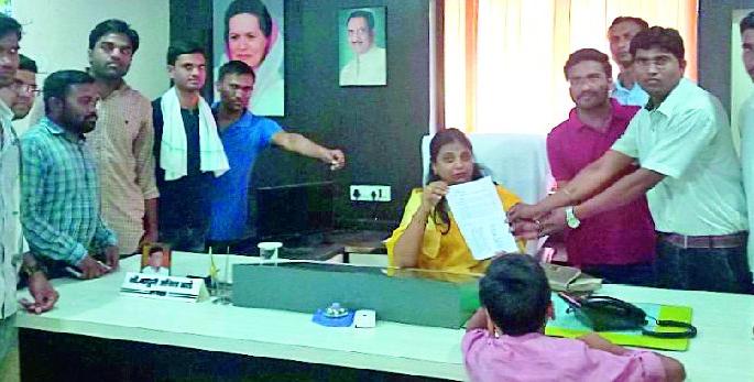 Gather the teachers' vacant seats together | शिक्षकांच्या रिक्त जागा एकत्रित भरा