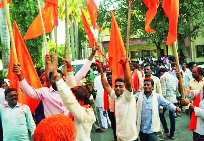 Kalinda Pawar, Sena's Kamrkar Vice-President | अध्यक्षपदी सेनेच्या कालिंदा पवार, राष्ट्रवादीचे कामारकर उपाध्यक्ष Kalinda Pawar, Sena's Kamrkar Vice-President | अध्यक्षपदी सेनेच्या कालिंदा पवार, राष्ट्रवादीचे कामारकर उपाध्यक्ष
