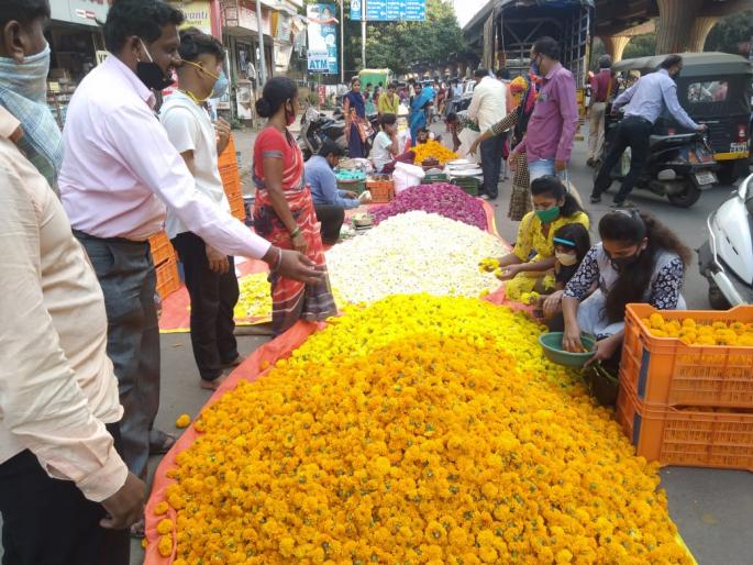 we used to eat bread and drink water said flower seller tribal women | एक वेळ भाकर खायची, पाणी पिऊन राहायचं...; आदिवासी महिलांची कैफियत we used to eat bread and drink water said flower seller tribal women | एक वेळ भाकर खायची, पाणी पिऊन राहायचं...; आदिवासी महिलांची कैफियत