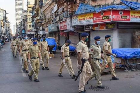 'Home Minister wife gives 'courage' to police family by phone call | 'मिसेस होम मिनिस्टर' यांचा फोन कॉल देतोय महाराष्ट्र पोलिसांच्या कुटुंबियांना मोलाचा 'आधार' 