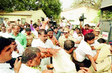 Farmers' self-destruction efforts in Aurangabad | औरंगाबादेत शेतक-यांचा आत्मदहनाचा प्रयत्न Farmers' self-destruction efforts in Aurangabad | औरंगाबादेत शेतक-यांचा आत्मदहनाचा प्रयत्न