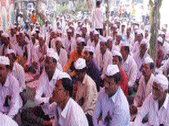 Movement in the silk growers Beed | रेशीम उत्पादकांचे बीडमध्ये आंदोलन Movement in the silk growers Beed | रेशीम उत्पादकांचे बीडमध्ये आंदोलन