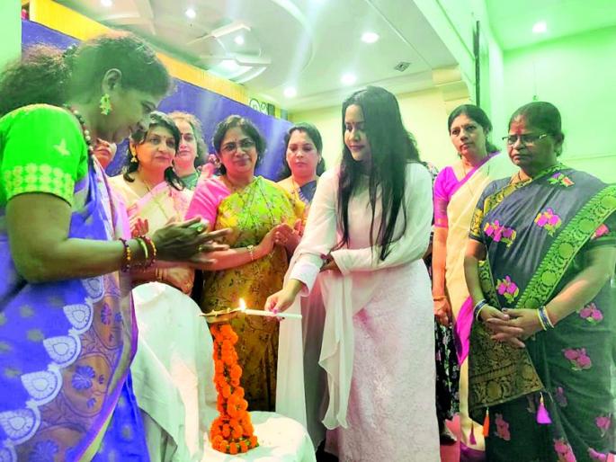 'Mrs CM' landed in the campaign | Maharashtra Election 2019; ‘मिसेस सीएम’ उतरल्या प्रचारात 'Mrs CM' landed in the campaign | Maharashtra Election 2019; ‘मिसेस सीएम’ उतरल्या प्रचारात
