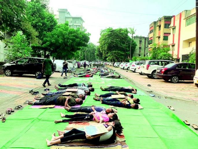 Movement of more than 200 citizens sleeping on the streets | २०० हून अधिक नागरिकांचे रस्त्यावर झोपून आंदोलन Movement of more than 200 citizens sleeping on the streets | २०० हून अधिक नागरिकांचे रस्त्यावर झोपून आंदोलन