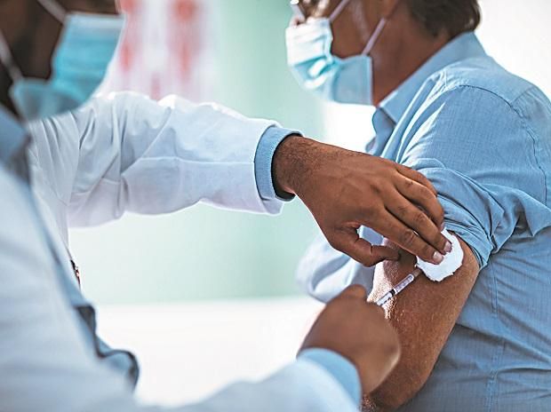 The vaccine is taken at a private center for fear of congestion | गर्दीच्या धास्तीने खासगी केंद्रावर जाऊन घेतली जाते लस The vaccine is taken at a private center for fear of congestion | गर्दीच्या धास्तीने खासगी केंद्रावर जाऊन घेतली जाते लस