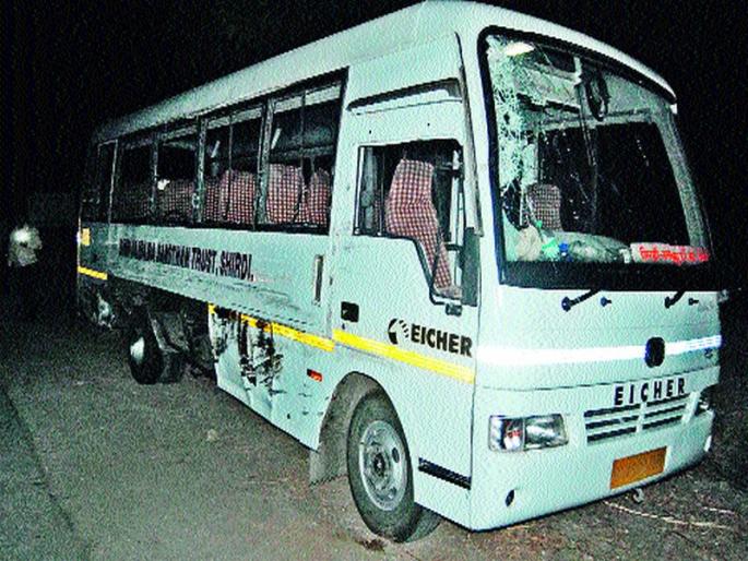 15 injured in bus accident near Yeola | येवल्याजवळ बस अपघातात १५ जखमी 15 injured in bus accident near Yeola | येवल्याजवळ बस अपघातात १५ जखमी