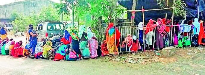 The code of conduct is to distribute boxes | आचारसंहितेत होतेय चक्क पेट्यांचे वाटप The code of conduct is to distribute boxes | आचारसंहितेत होतेय चक्क पेट्यांचे वाटप