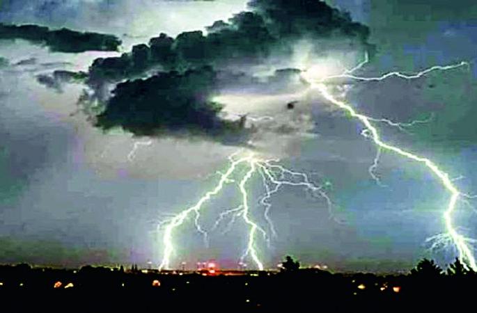 The power went out and the mother died in front of the child | वीज कोसळली अन्‌ आई समोरच झाला मुलाचा मृत्यू