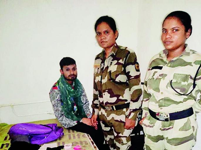 A man had been walking around wearing a veil for 15 days in Mayotte; The security guards caught him and handed him over to the police | मेयोत १५ दिवसांपासून बुरखा घालून फिरत होता पुरुष; सुरक्षारक्षकांनी पकडून पोलिसांच्या हवाली केले A man had been walking around wearing a veil for 15 days in Mayotte; The security guards caught him and handed him over to the police | मेयोत १५ दिवसांपासून बुरखा घालून फिरत होता पुरुष; सुरक्षारक्षकांनी पकडून पोलिसांच्या हवाली केले