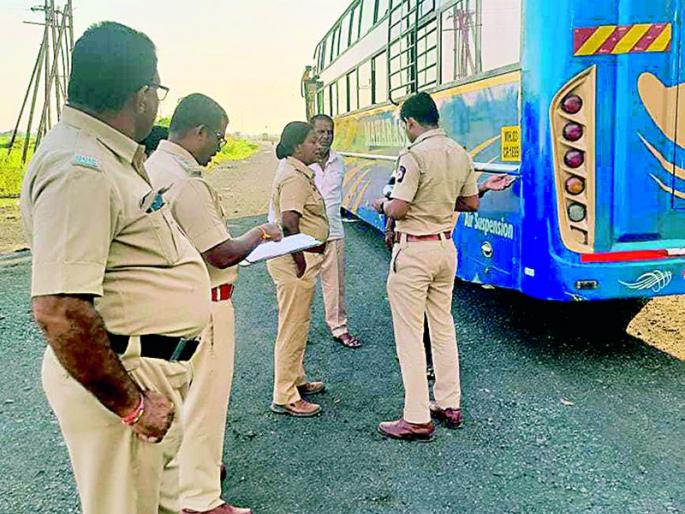 RTO team of 32 private buses smiled | ३२ खासगी बसेसच्या आरटीओच्या चमूने आवळल्या मुसक्या RTO team of 32 private buses smiled | ३२ खासगी बसेसच्या आरटीओच्या चमूने आवळल्या मुसक्या